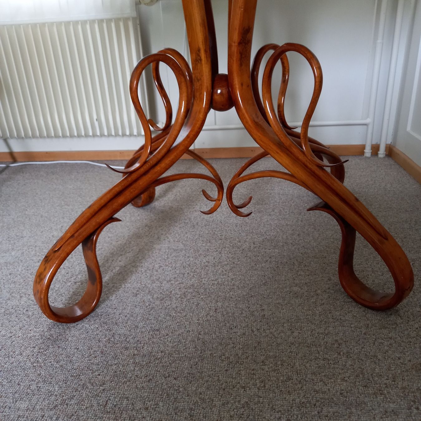 Thonet Tische: Runder Salontisch, Esstisch, Jugendstil – Gebraucht aus Staad SG von jla_78qj 2