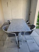 Marmortisch mit vier Stühlen