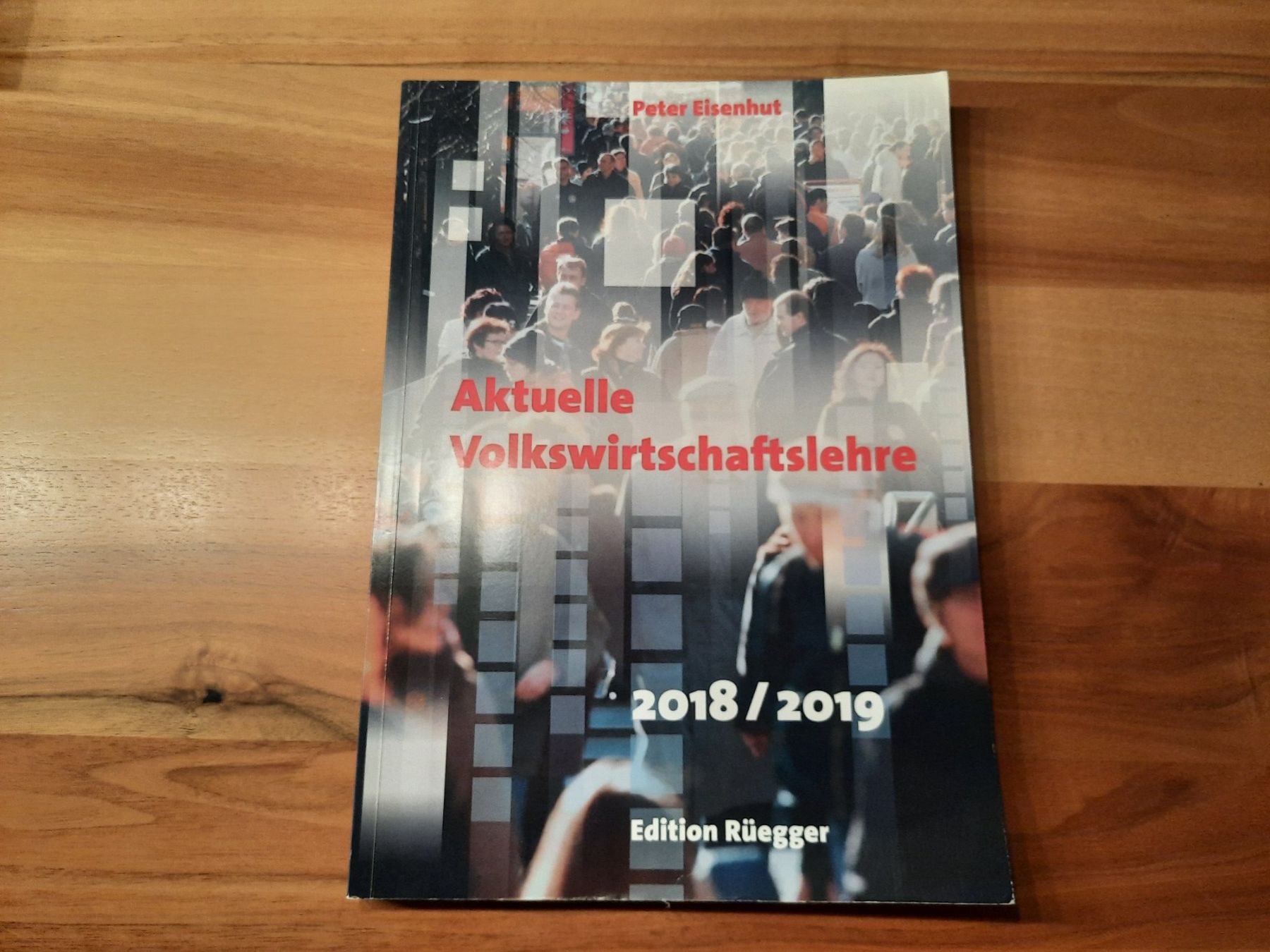 Libri: Aktuelle Volkswirtschaftslehre 2018/19 – Usato da Ibach venduto da urs_sl5h