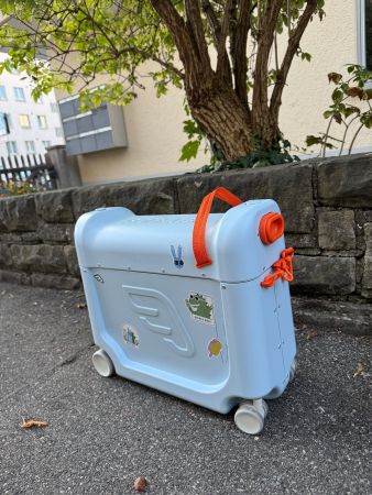 JetKids by Stokke Kinderkoffer / Ride-on Reisekoffer – Blau