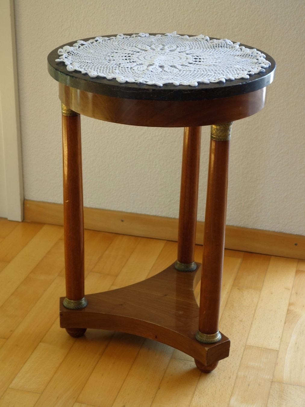 Tables: Kleiner Beistelltisch, antik – D'occasion à Sursee par Chrigi96 2
