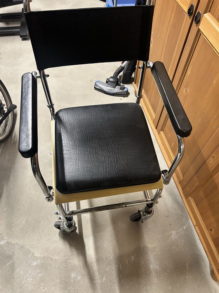 Rollstühle: Toilettenstuhl mit Rollen und Eimer  – Gebraucht aus Aarau von ram_h8yn 3