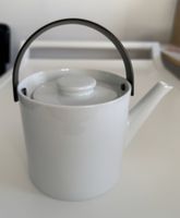 paper & tea - Weiße Teekanne aus Porzellan mit Edelstahlsieb