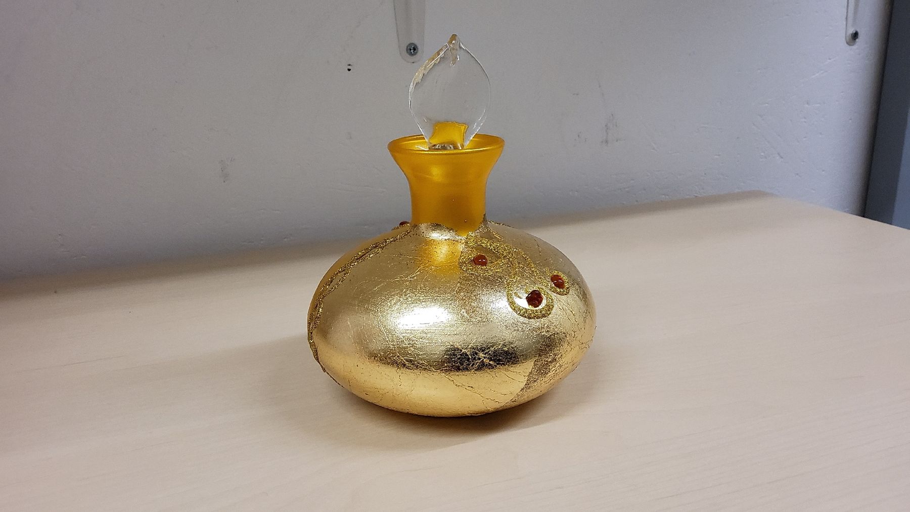 Alle Dekorationen: Goldene Duftflasche mit Blattgold verziert – Gebraucht aus Herisau von Nluanalucas 1