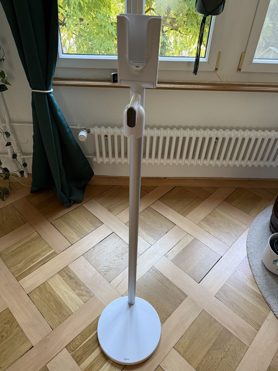 Dyson Supporti a parete: Dyson Floor Dock Aufbewahrungsständer weiss – Usato da Luzern venduto da Grawp