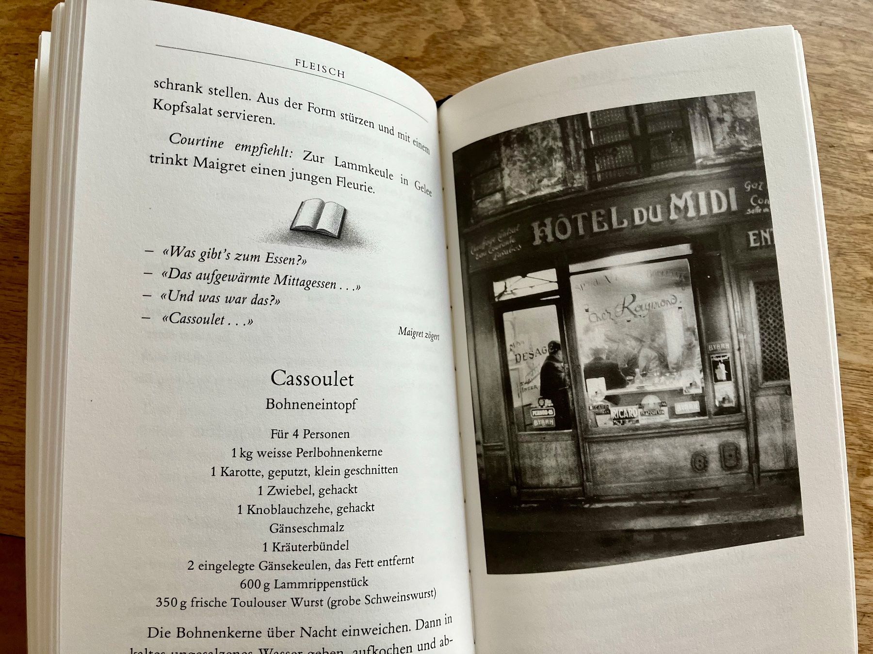 Libri: Simenon und Maigret bitten zu Tisch – Nuovo (secondo la descrizione) da Buchs AG venduto da Allerleis 5