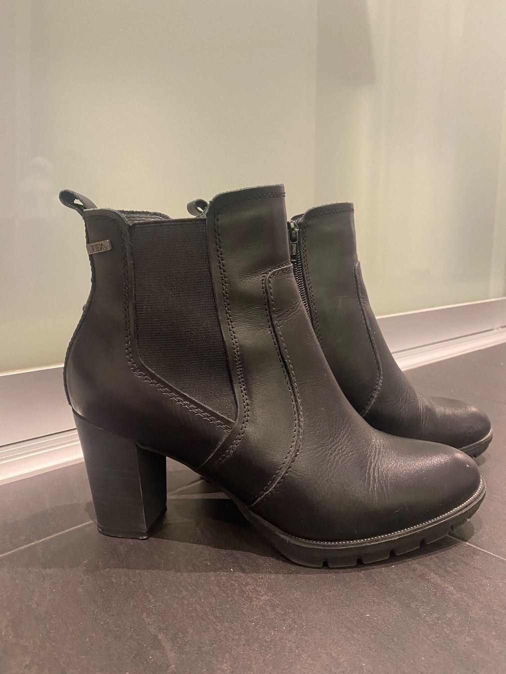 Scarpe da donna: Gr. 39 Damen Stiefeletten schwarz – Usato da Sutz venduto da Dalilea