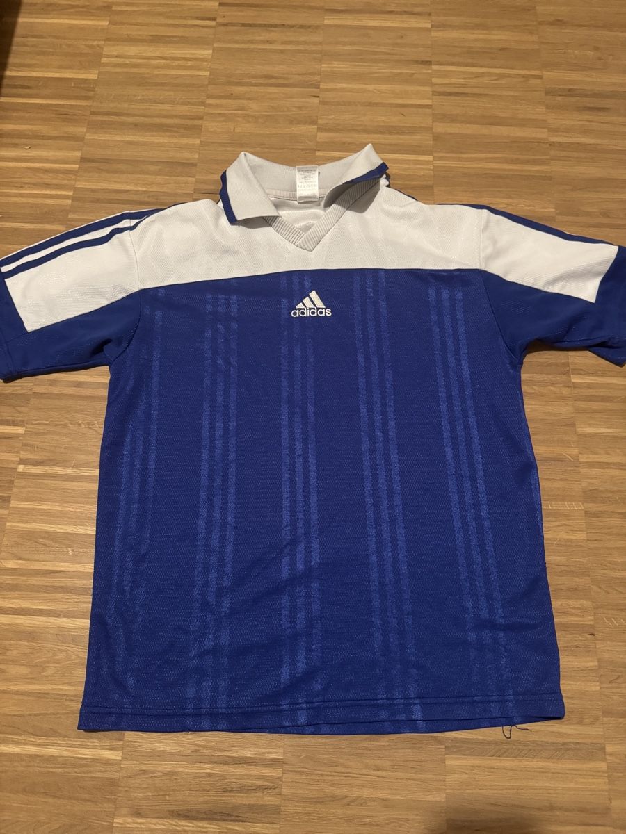 Adidas T-shirt: Vintage Adidas Trainingsshirt – Usato da Horw venduto da fierro.felix