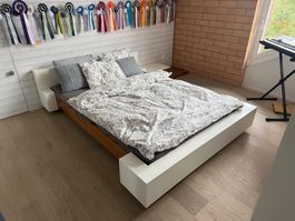 Bett 140 cm mit Lattenrost, Matratze und Nachttisch