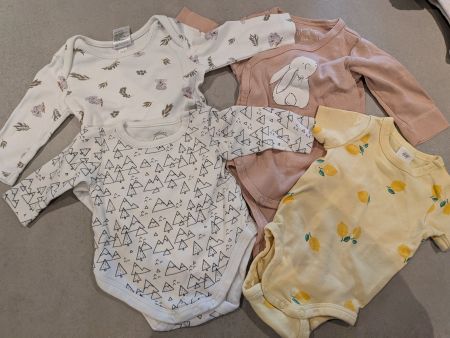 4 Baby Bodys in Grösse 56