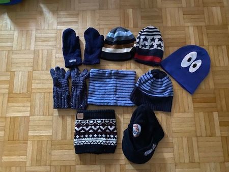 Kleiderpaket div. Kappen, Schal und Handschuhe, 11 Teile
