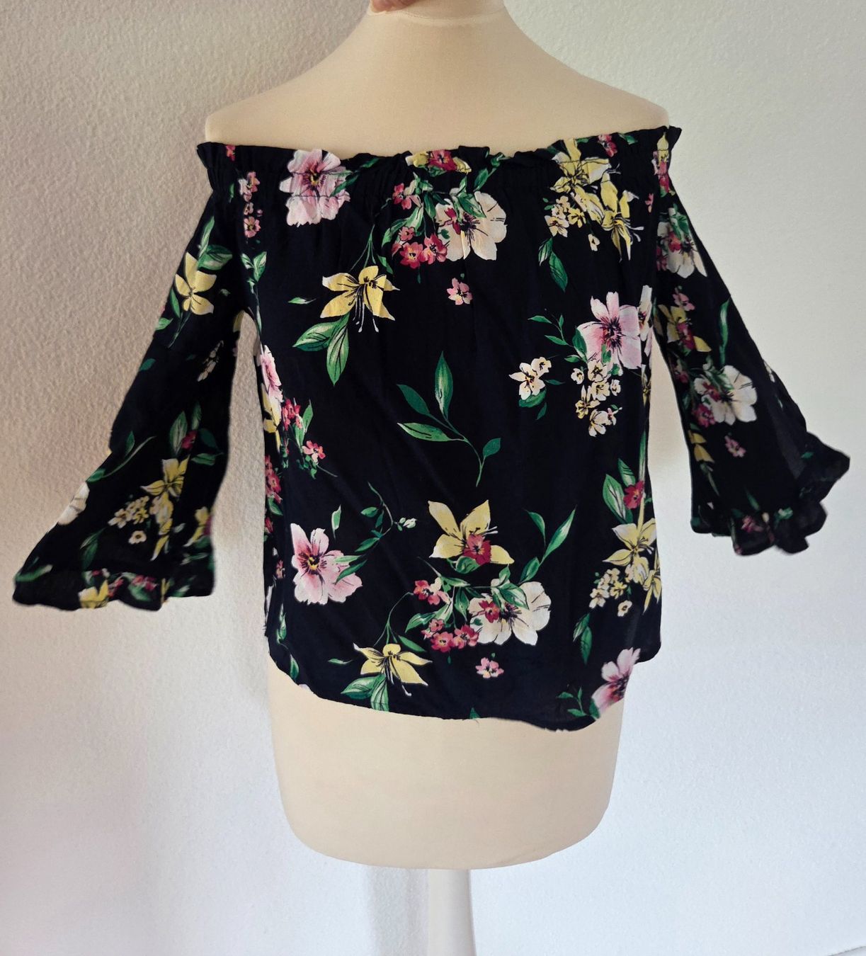 Bershka Camicette: Schulterfreie Bluse – Usato da Wängi venduto da Bibo4. 4