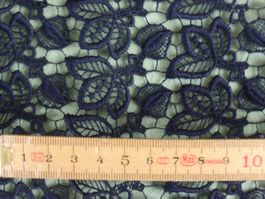 St. Galler Stickerei, Spitze mit Blumenmuster