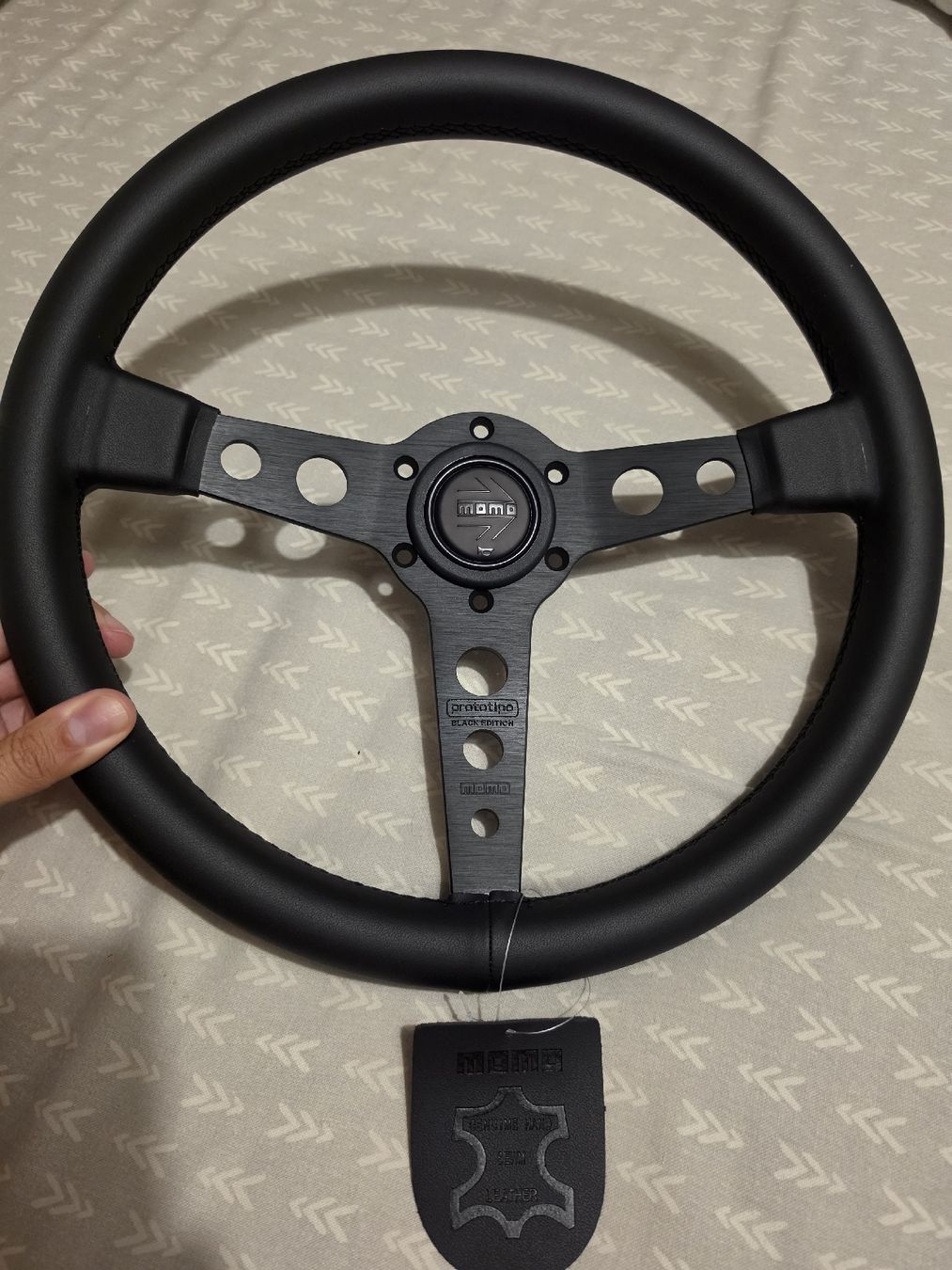 Toutes les pièces auto: Volant MOMO cuir BLACK EDITION – Neuf avec emballage d'origine à Courtaman par Bluejazz