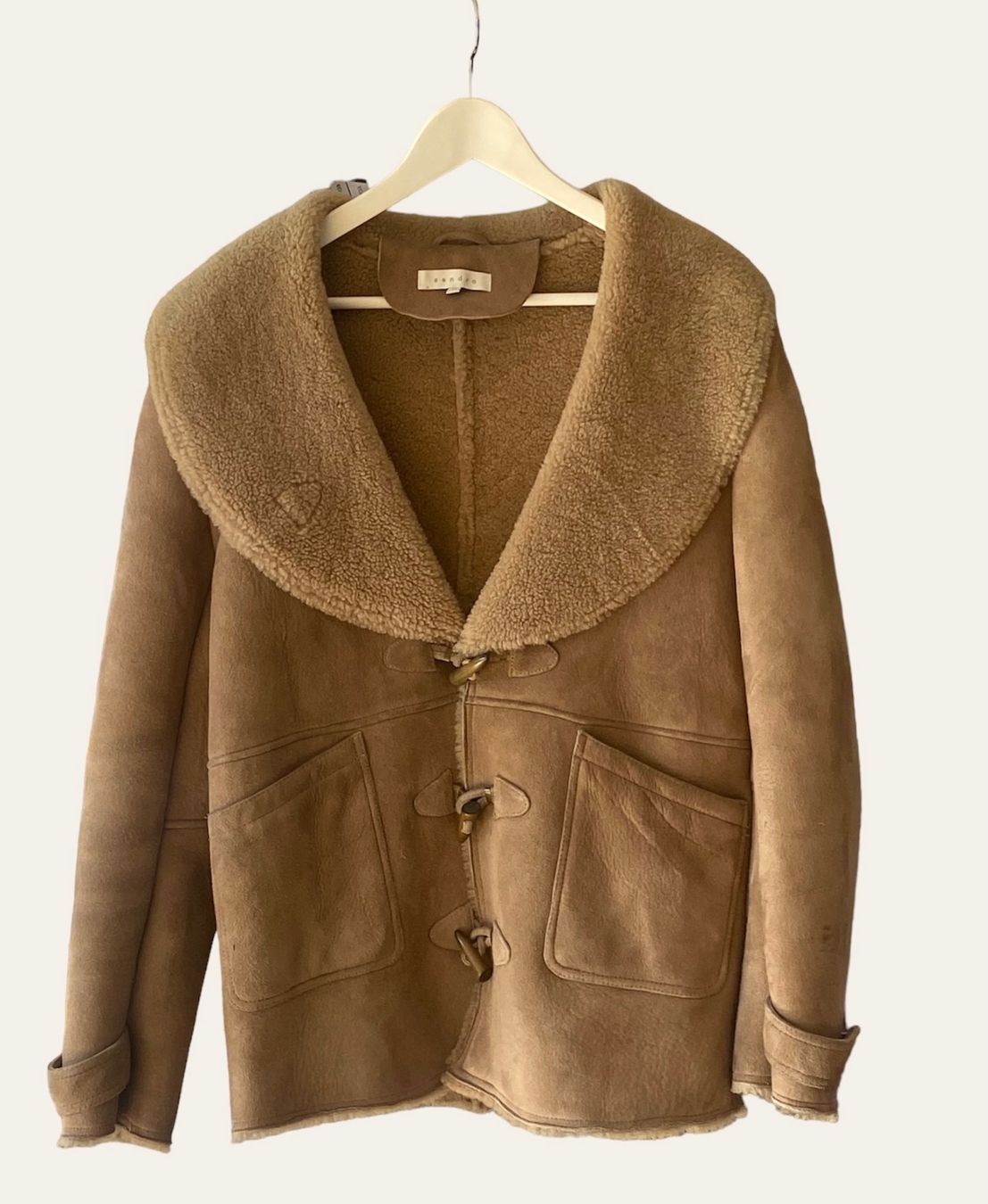 Sandro Cappotti: Sandro | Veste NEUVE ! - shearling - beige - 36-38 – Nuovo e nell'imballaggio originale da St-Sulpice VD venduto da _sell_off