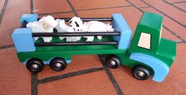 Handgemachtes Holzspielzeug: Tierlaster mit Figuren