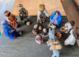 9 Schwarzenberger Krippenfiguren mit Tieren und Dekor
