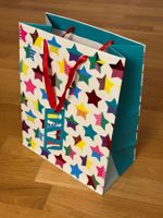 Bunte Geschenktüte / Papiertüte mit Sternen