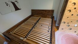 Massivholzbett 180 × 200 cm mit 2 Lattenrosten und Rollen