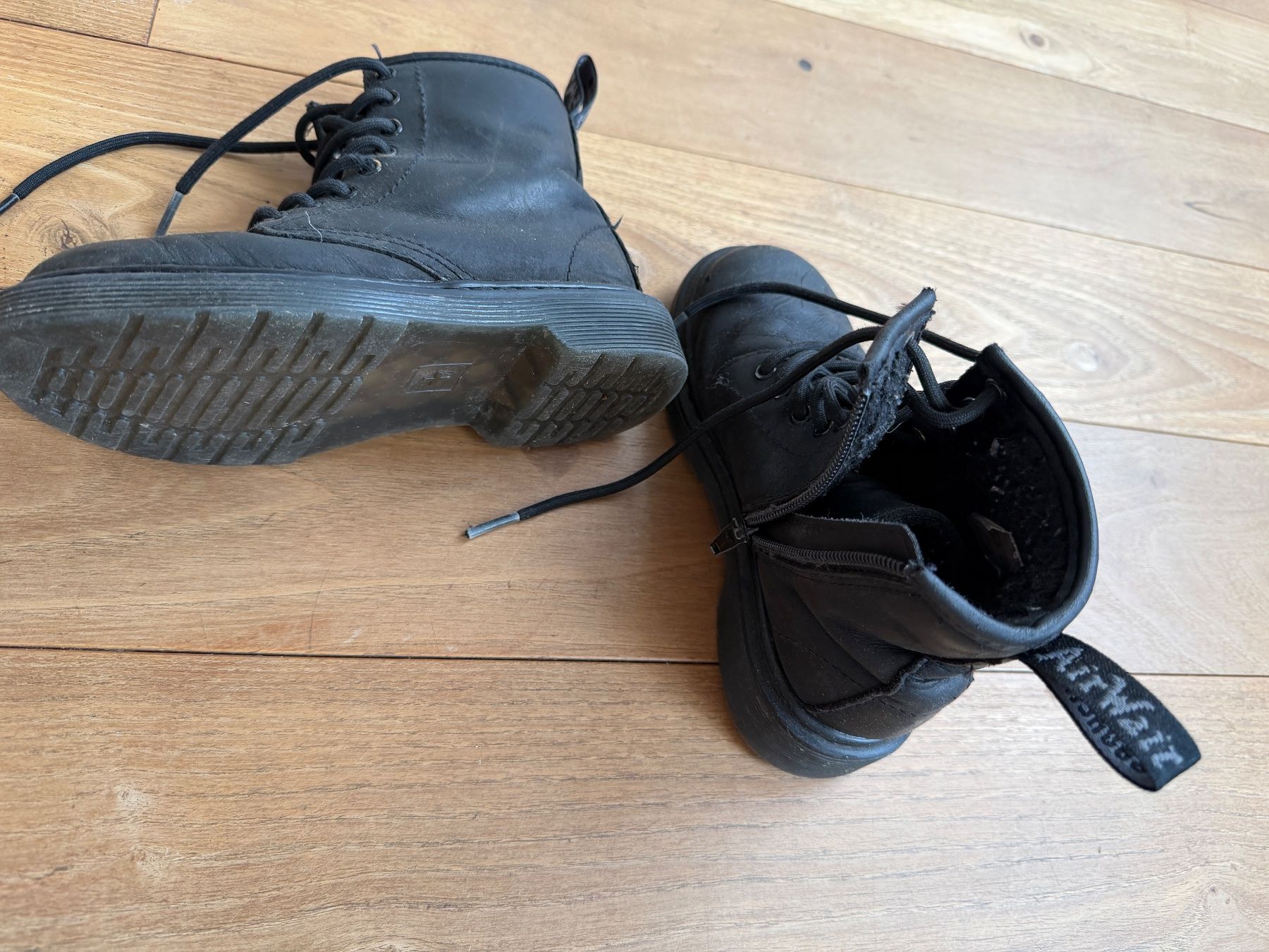 Dr. Martens Scarpe per ragazzi: Black Dr. Martens Boots - Cosy & Durable, Winter Ready! – Usato da zürich venduto da kaja022 2
