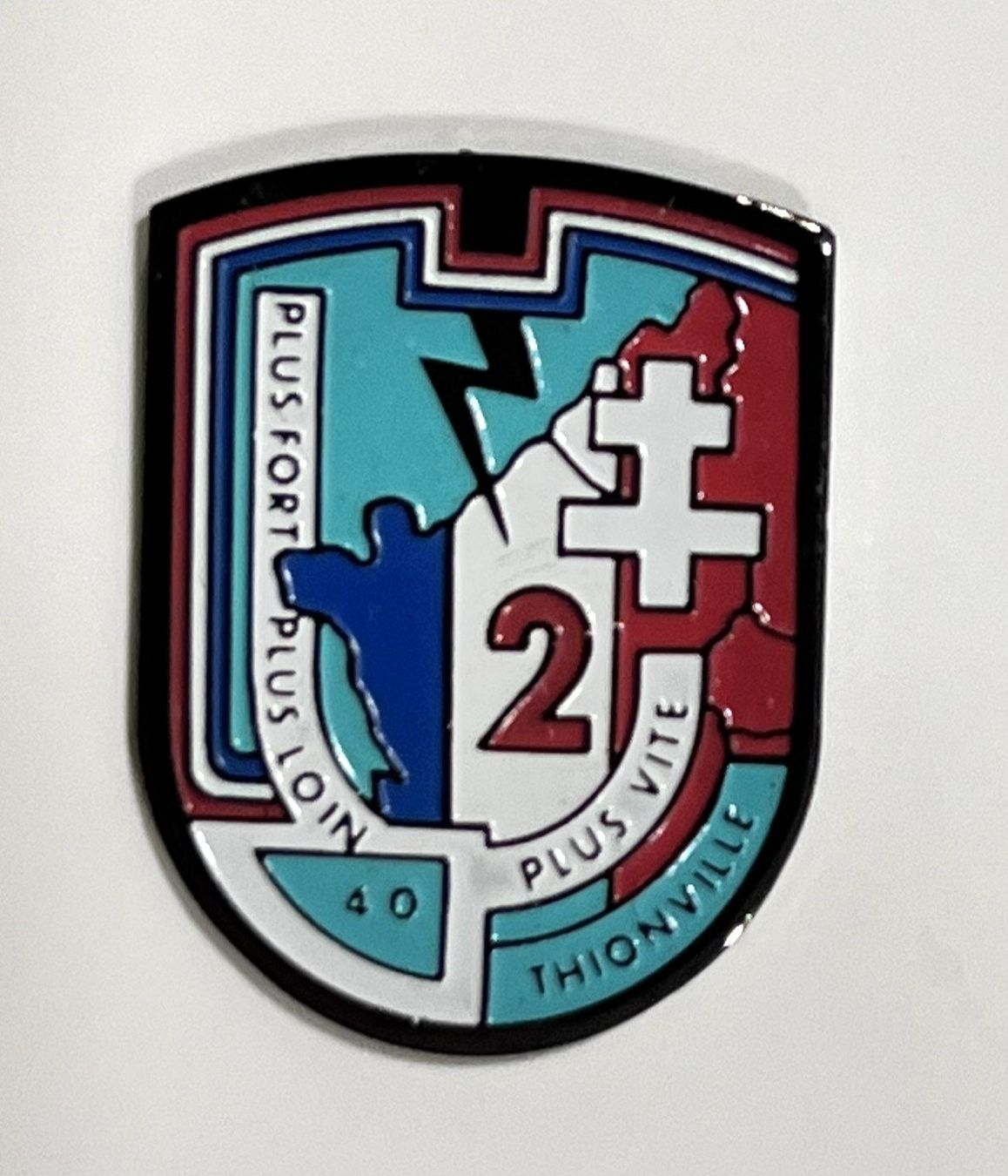 Plaketten & Abzeichen: Pin Plus Fort Plus Loin Plus ViteThionville – Gebraucht aus Kriens von TSCH1