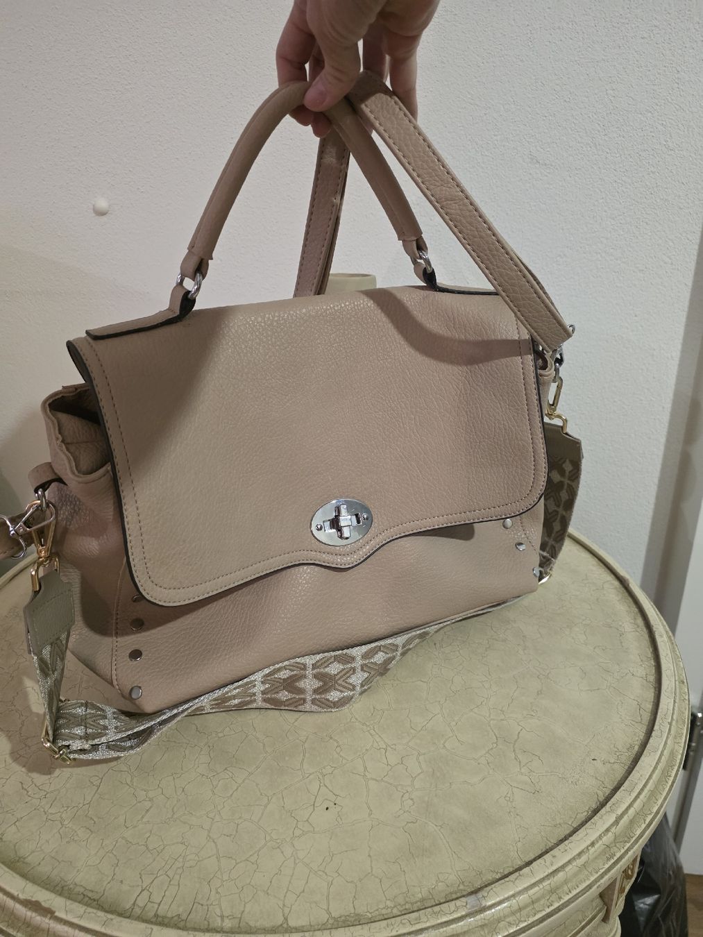 Borse da donna: Beige Handbag with Studs and Patterned Shoulder Strap – Usato da Brüttisellen venduto da par_8zbj
