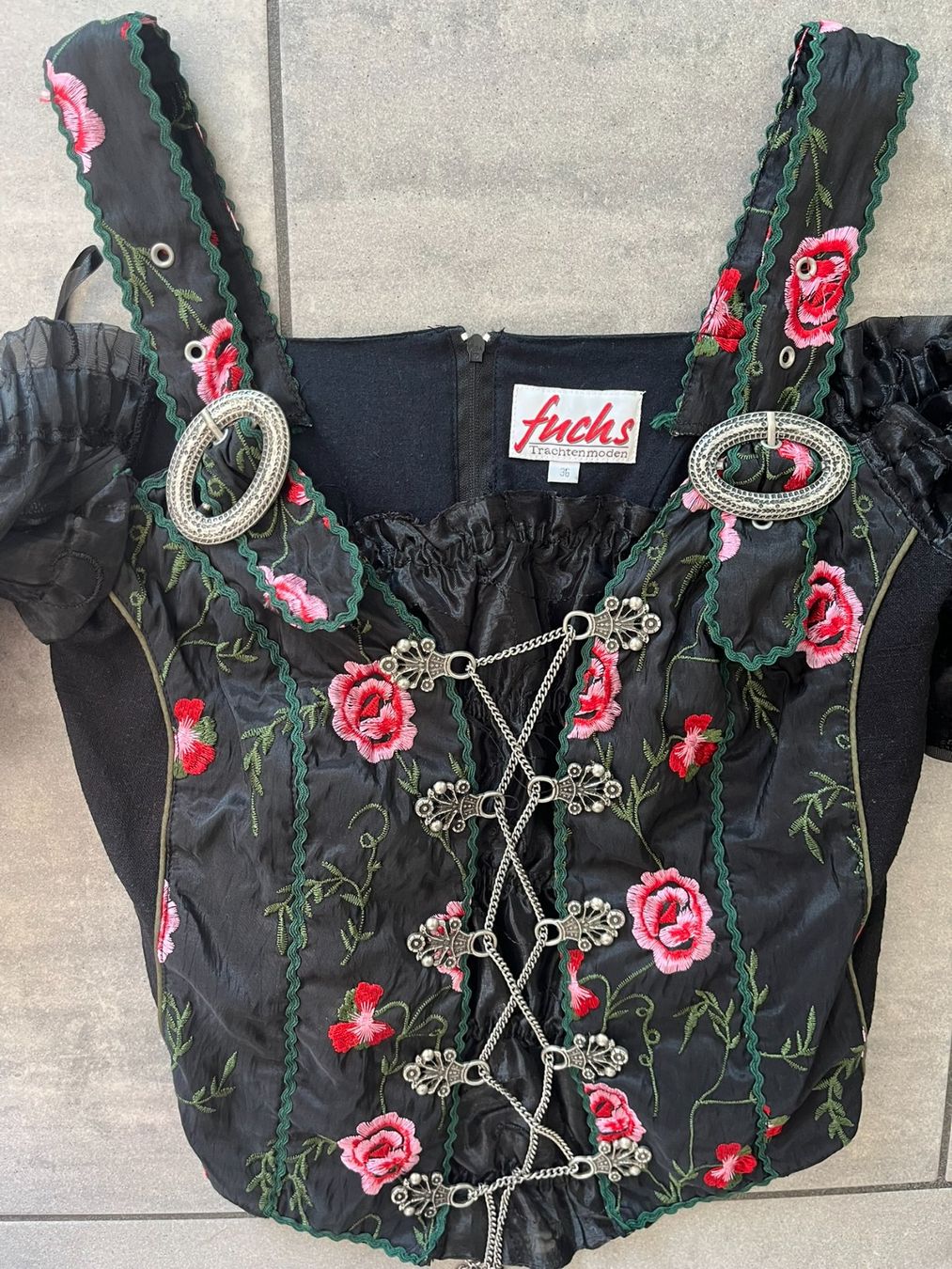 Kostüme: FUCHS Dirndl Bluse Schwarz/Rosen – Gebraucht aus Otelfingen von Denis_ZH 2