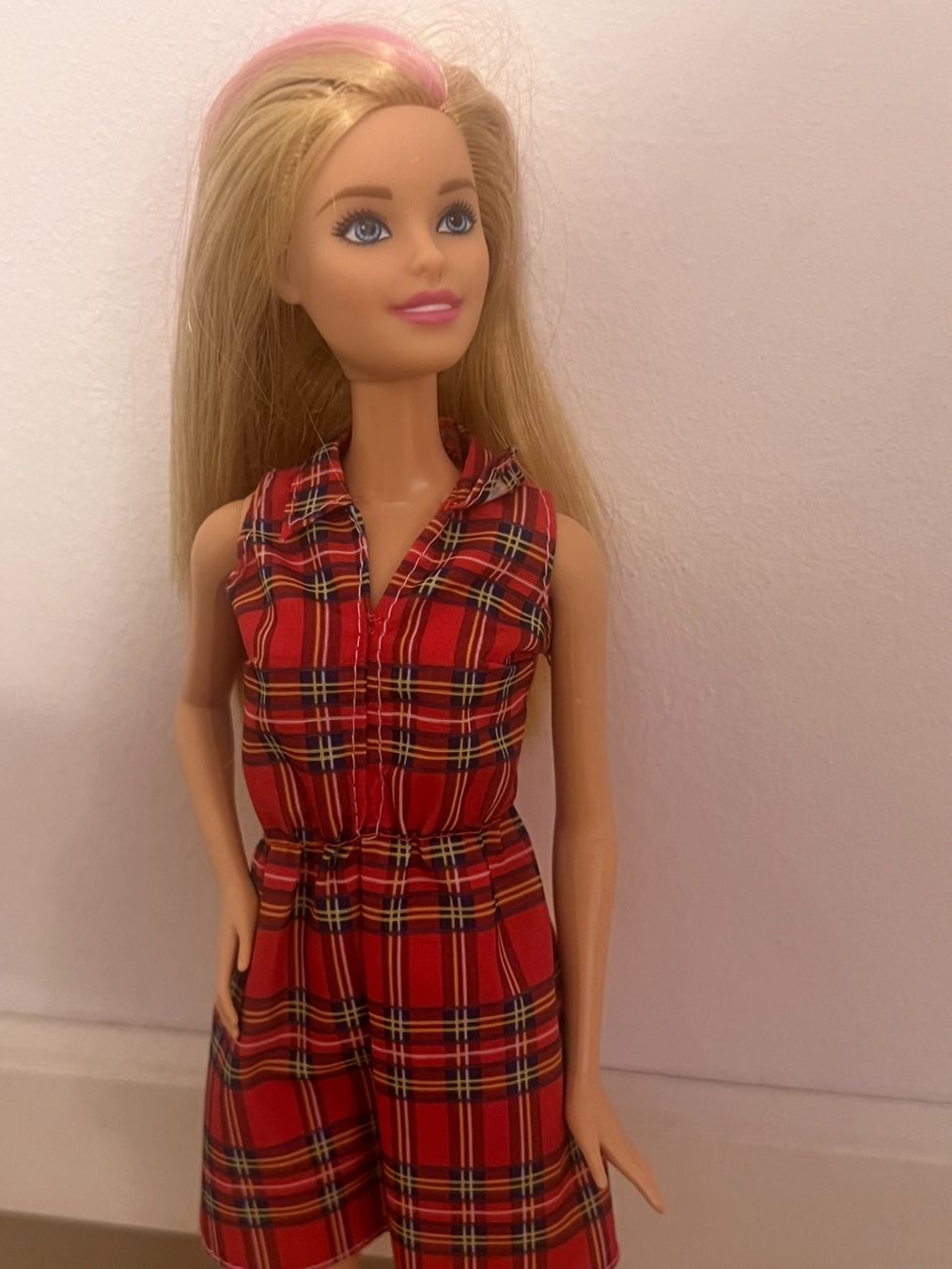 Bambole: Barbie mit trendigem Karokleid #20 – Usato da Wildegg venduto da Car-Mania 1