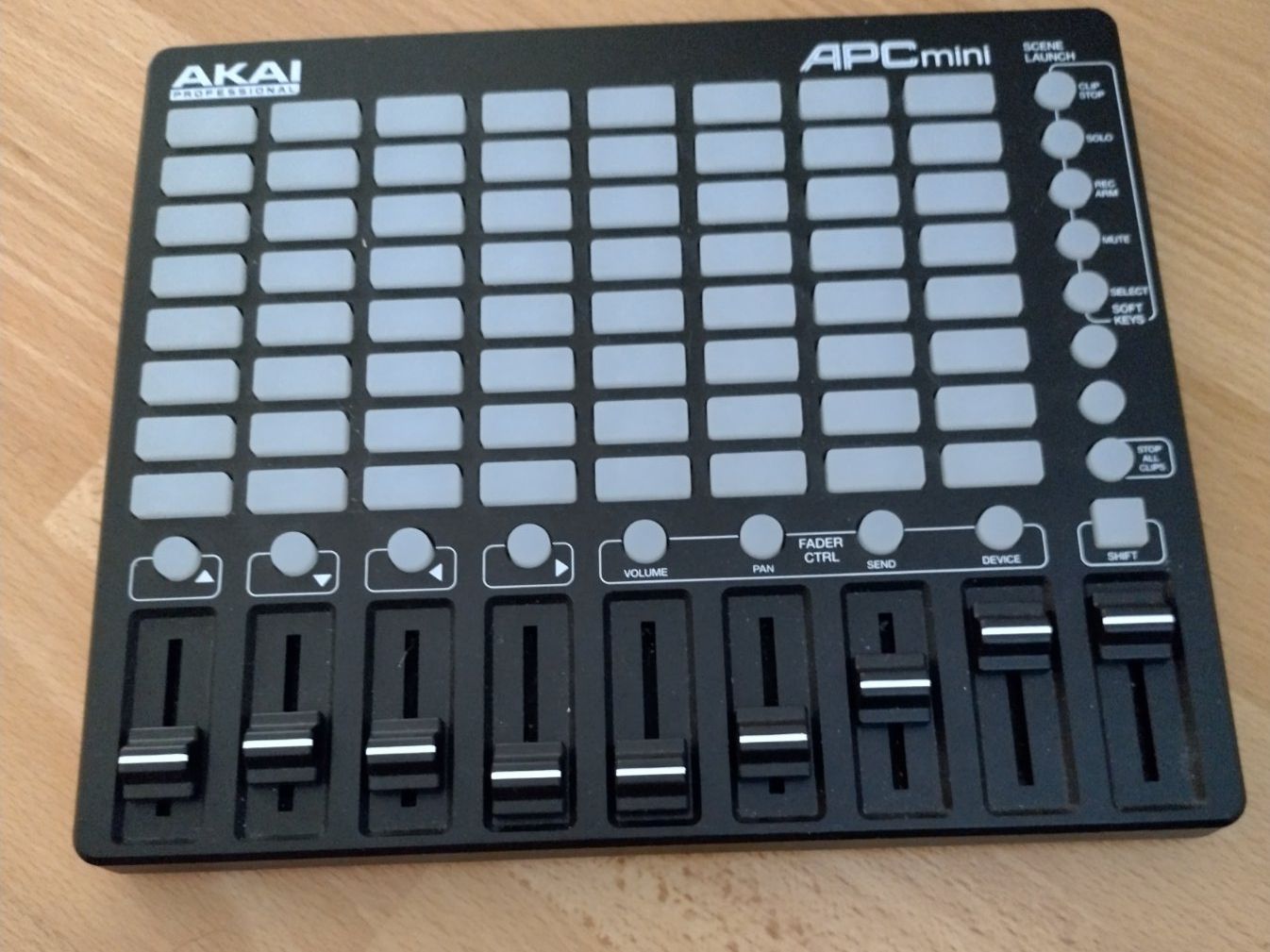Akai Console di mixaggio: Akai APCmini MIDI Controller Controller guter Zustand – Usato da Utzenstorf venduto da rodomi3