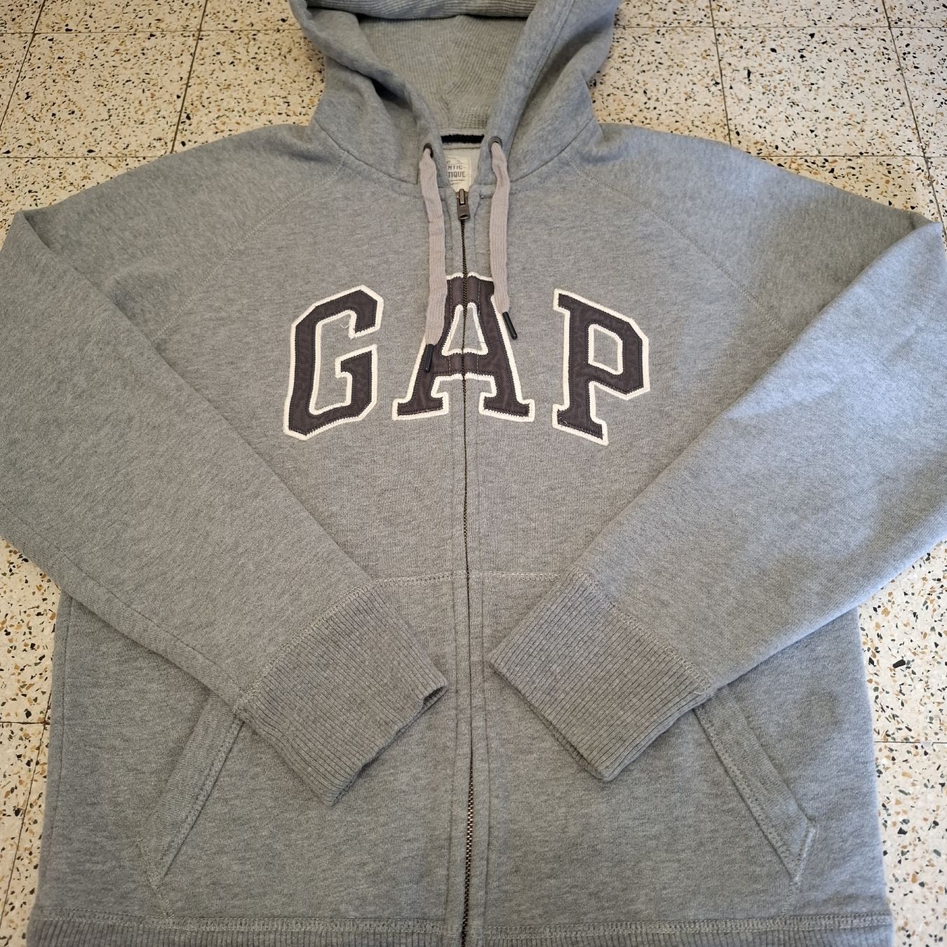 Gap Giacche: Sweat à capuche zippé GAP gris chiné - Taille S – Nuovo (secondo la descrizione) da Le Locle venduto da QUALI-PRIX 1