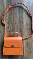 Trendige orange Handtasche