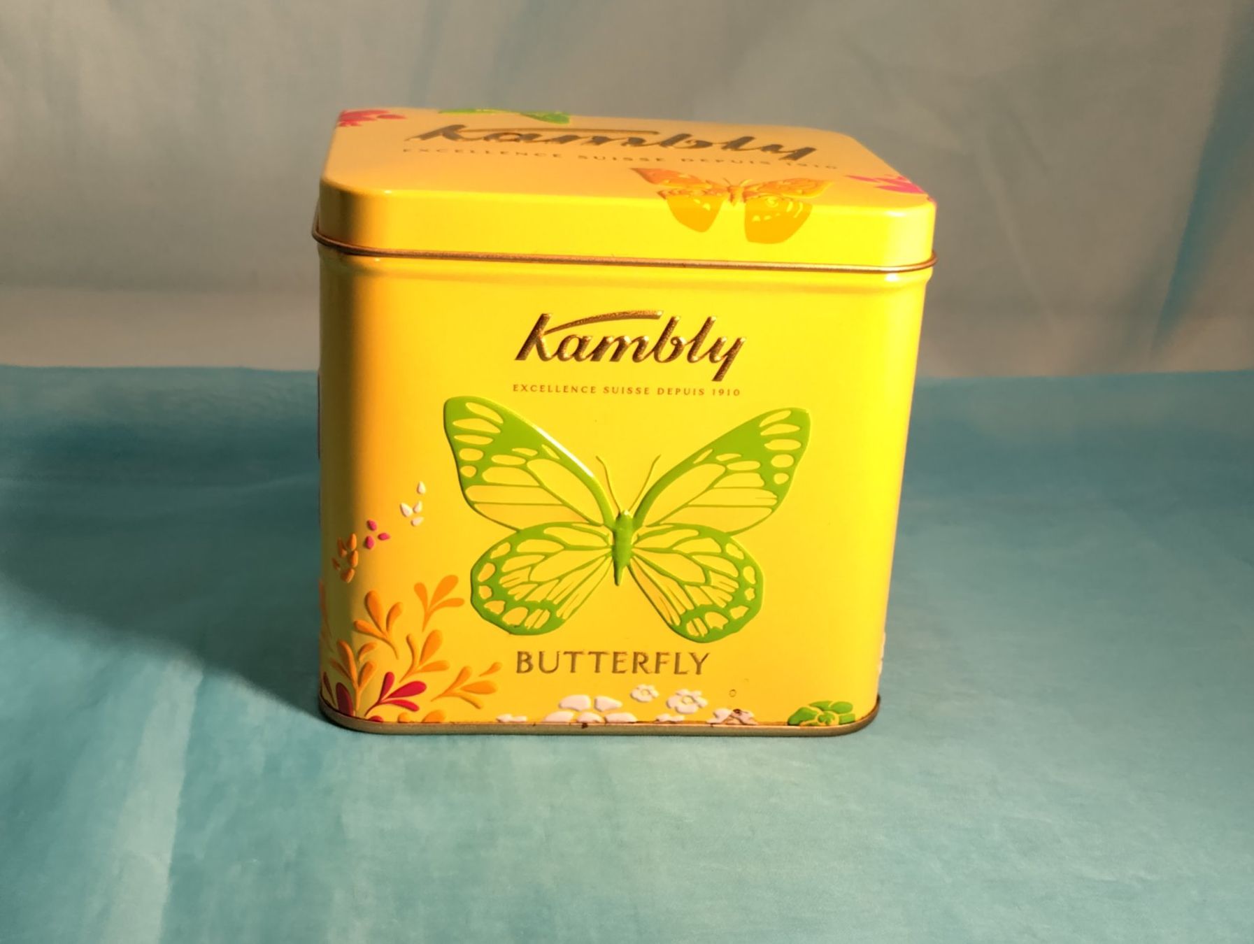 Kambly Autres décorations & accessoires: Kambly Blechbüchse mit Schmetterlingen, hellgelb – D'occasion à Bellach par JingleCherry