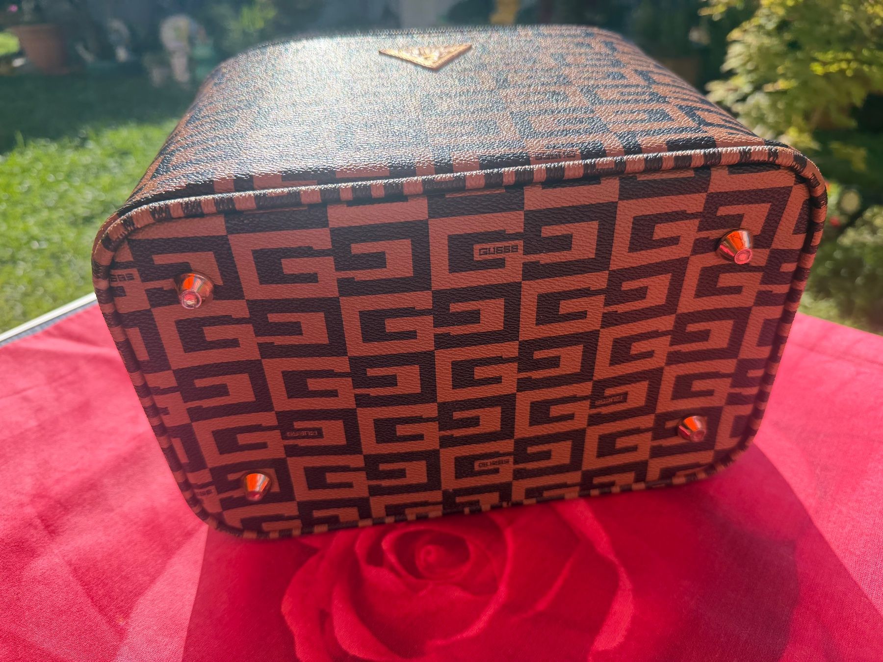 Guess Custodie per cosmetici: Guess - grosse Beauty Case - Neuwertig – Usato da Cugnasco venduto da tizianaq 8