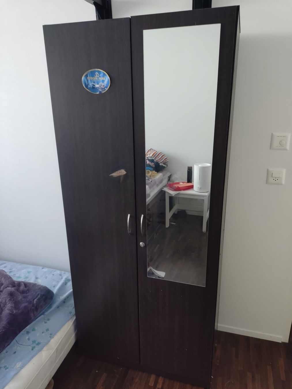 Armoires: Wardrobe with mirror dark wood 2 doors – D'occasion à Visp par paw_p2d2