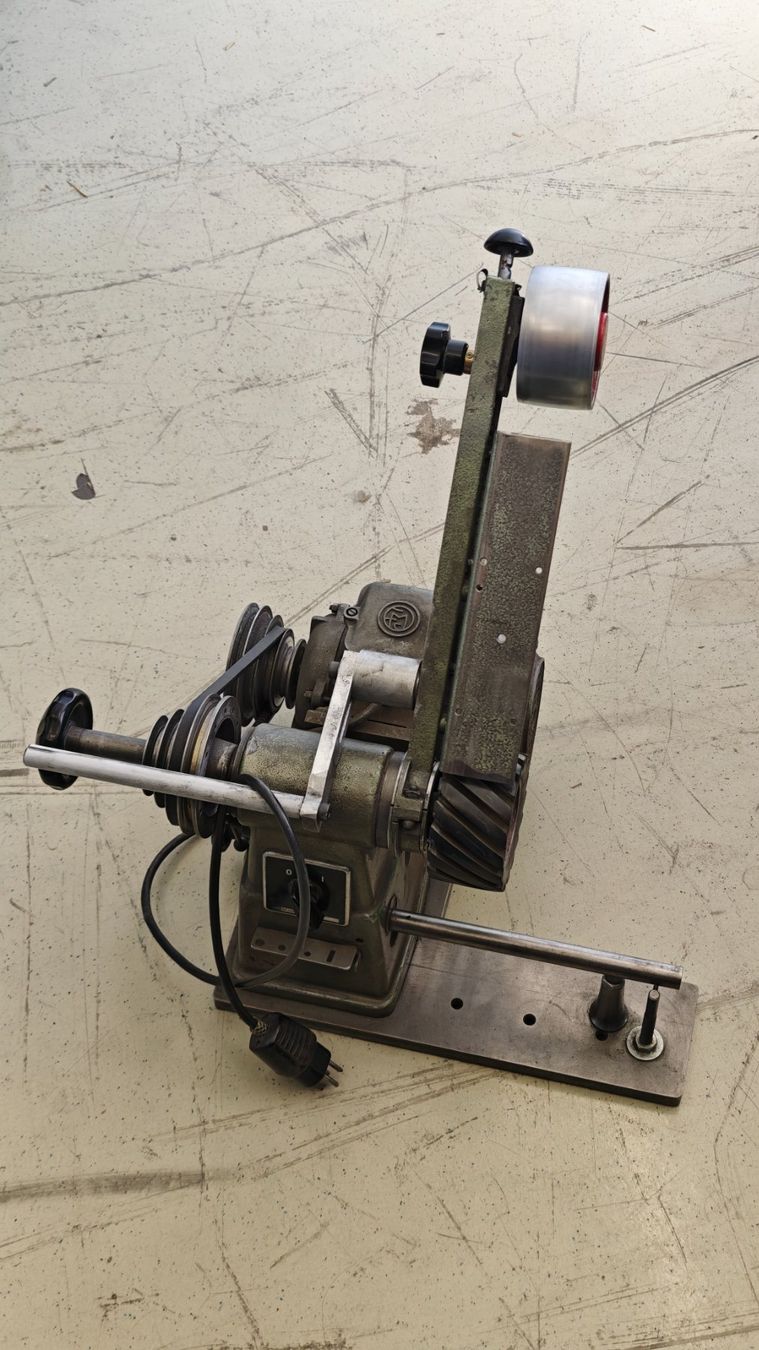 Toutes les machines: Lapidaire à bande – D'occasion à Ste-Croix par CAP14_SARL