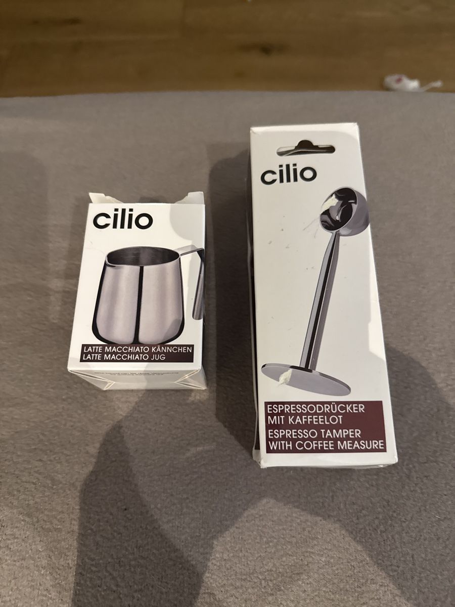 Elettrodomestici da cucina: Cilio: Latte Macchiato Kännchen + Espressodrücker Set – Nuovo e nell'imballaggio originale da Therwil venduto da Schneefra1