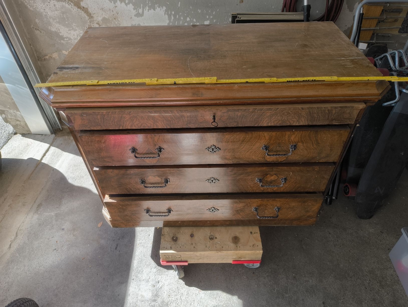 Cassettiere: Kommode Nussbaum antik  restaurationsbedürftig – Usato da St. Gallen venduto da Kiwi888 1