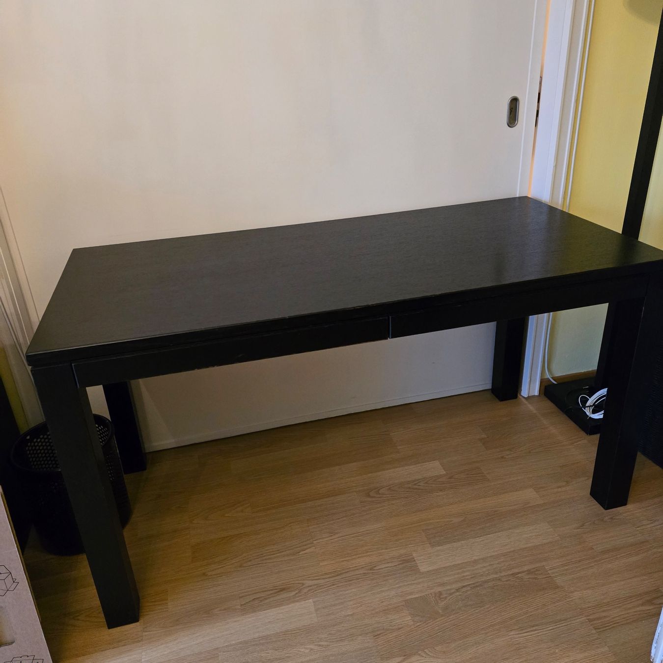 Schreibtische: Schreibtisch massgefertigte aus lackierter Eiche – Gebraucht aus Zürich von Gulscha