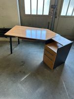 Gut erhaltener Eckbürotisch mit Schubladen, sofort verfügbar
