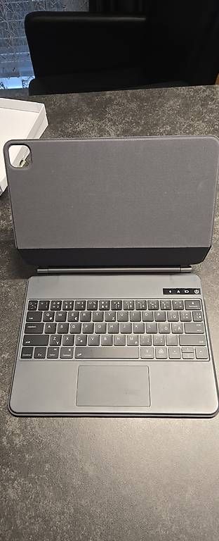 Apple Covers & Taschen: IPAD M4 13"  Hülle mit Tastatur – Gebraucht aus winterthur von runak.j