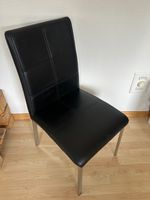6 er Set, Schwarzer Kunstleder Stuhl mit Metallbeinen.
