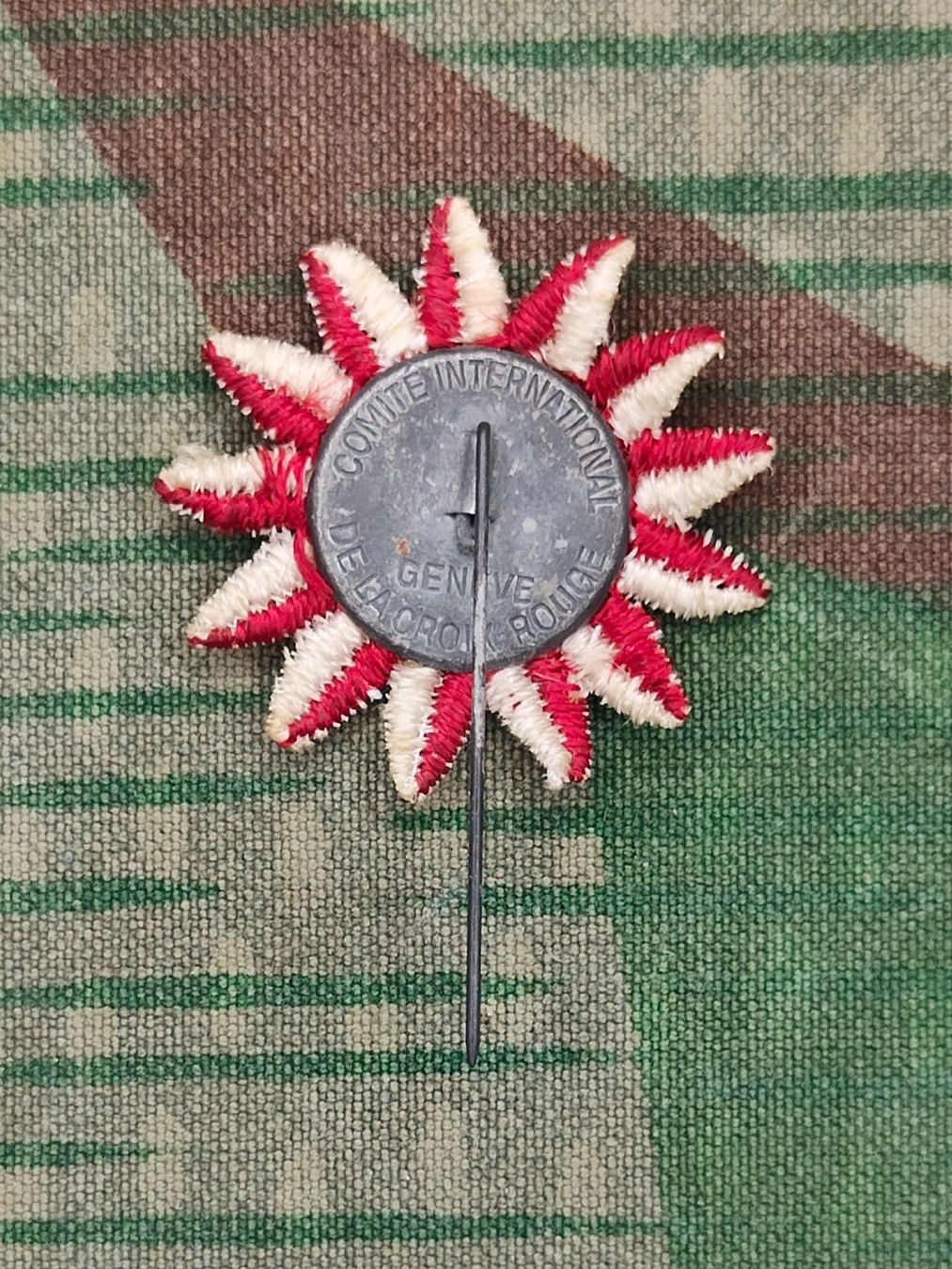 Placchette & Badge: Abzeichen Rotes Kreuz als Anstecknadel – Usato da Bauma venduto da SwissMilitaria 1