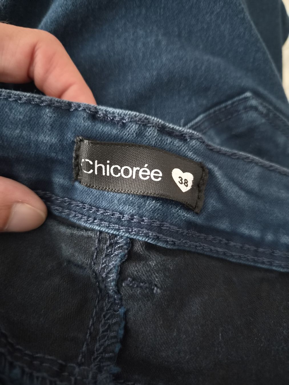 Pantalons: dunkelblaue Caprijeans, Grösse 38, Chicorée  – D'occasion à Niederrohrdorf par Miripfiri 1