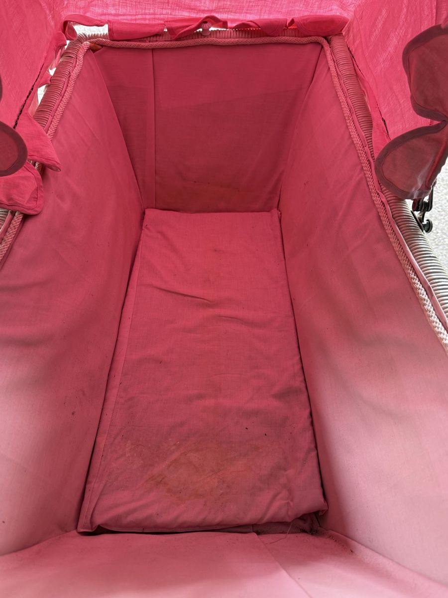 Carrozzine: Antiker Kinderwagen aus Korb mit Rädern – Usato da Niederhasli venduto da R__A 6