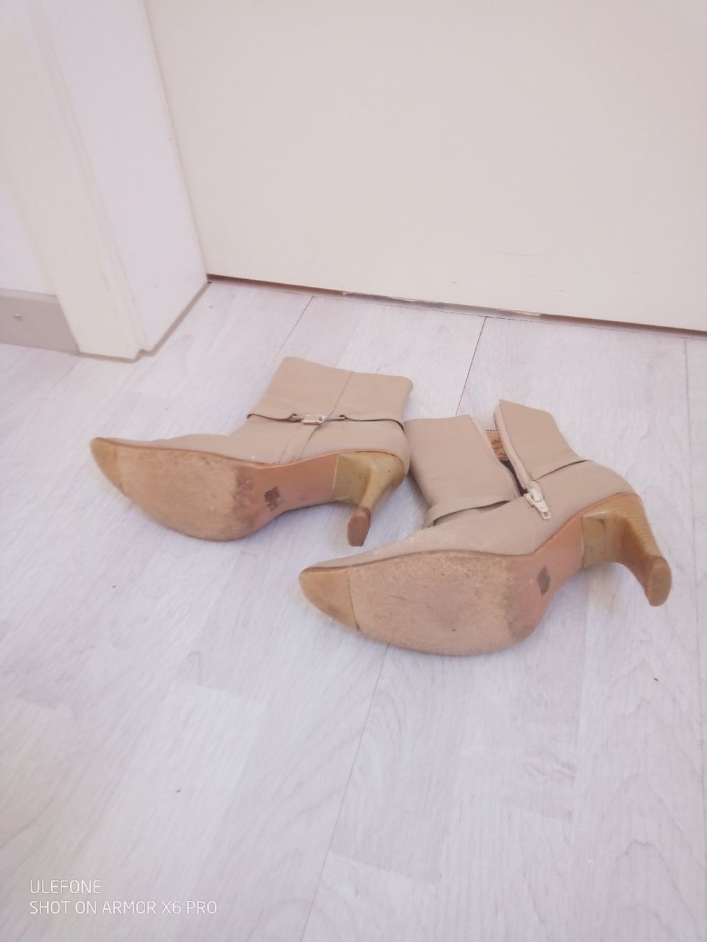 Scarpe da donna: Elegante Lederstiefel Grösse 36, Beige – Usato da Volketswil venduto da Car1 1