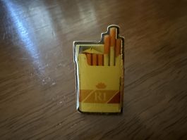 Pin Anstecknadel Zigarettenpackung RI guter Zustand