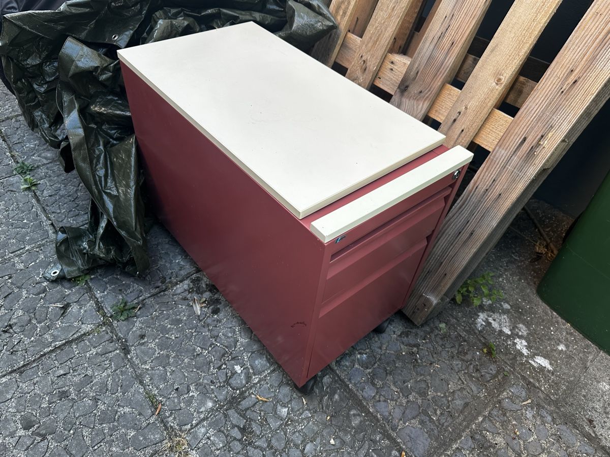 Lista Eléments de bureau: Rollcontainer Lista rot mit Schubladen und Hängemappen – D'occasion à Biel/Bienne par TellWilhelm