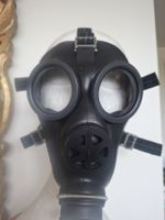 Gasmaske schwarz mit Tragegurten