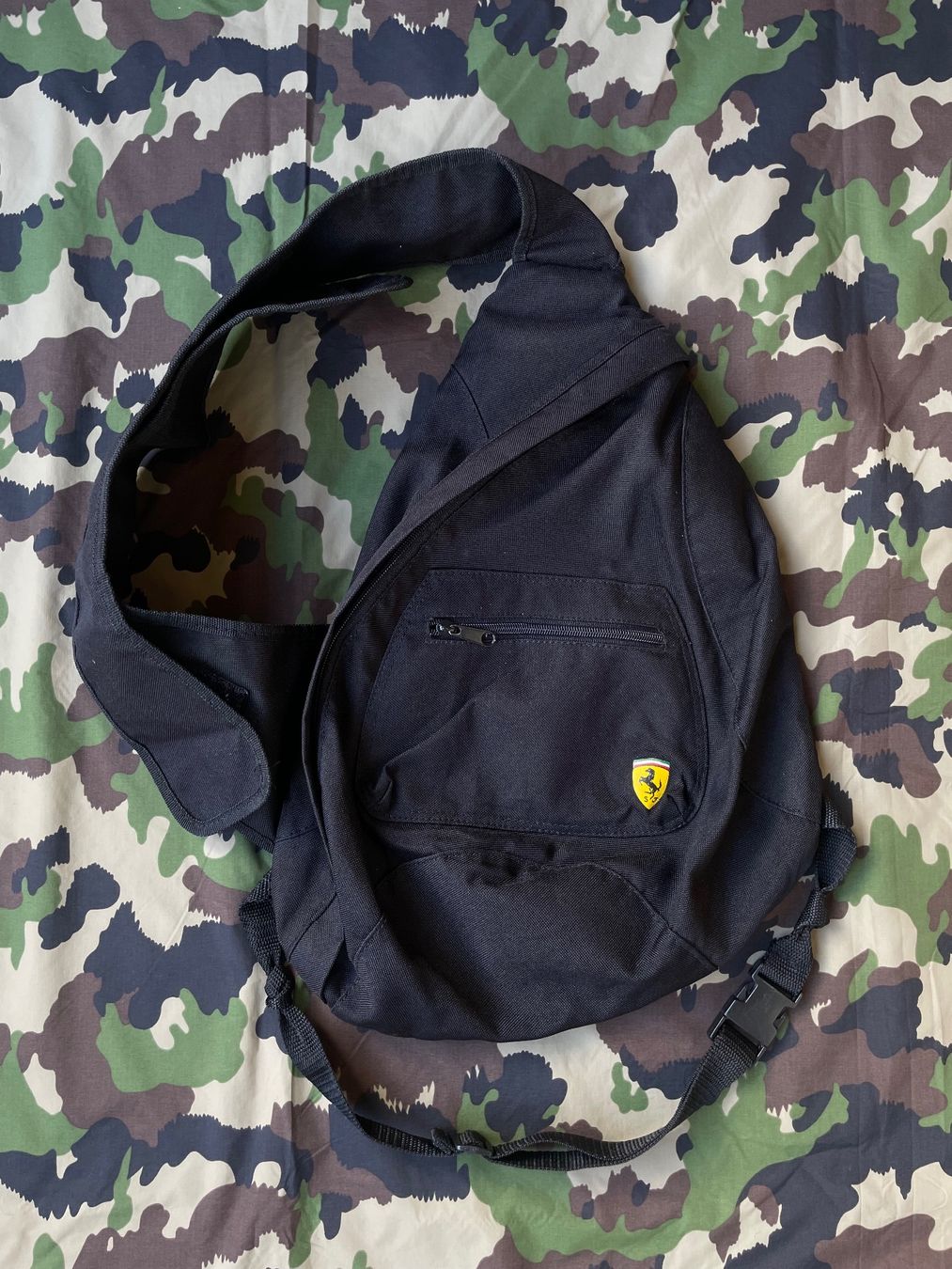 Ferrari Borse: Vintage Y2K Ferrari Sling Bag – Usato da Zürich venduto da le_souk