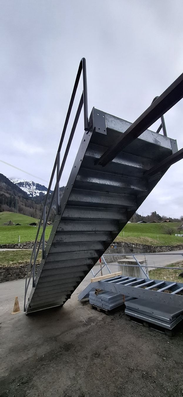 Treppen: Stahltreppe mit Riffelblechtritten und Geländer. – Gebraucht aus Reichenbach i. K. von Wskorpion 3